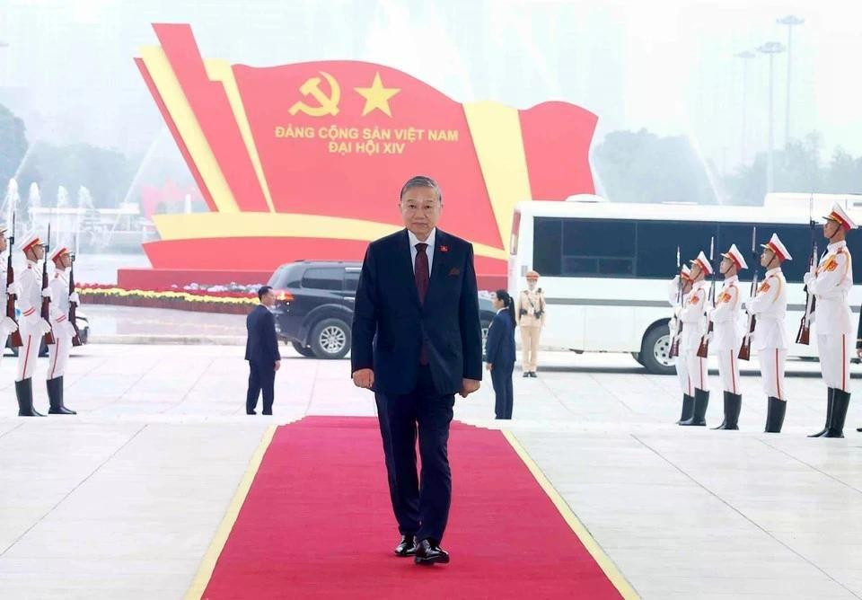 越南党和国家领导人前往河内国家会议中心出席大会预备会议【组图】