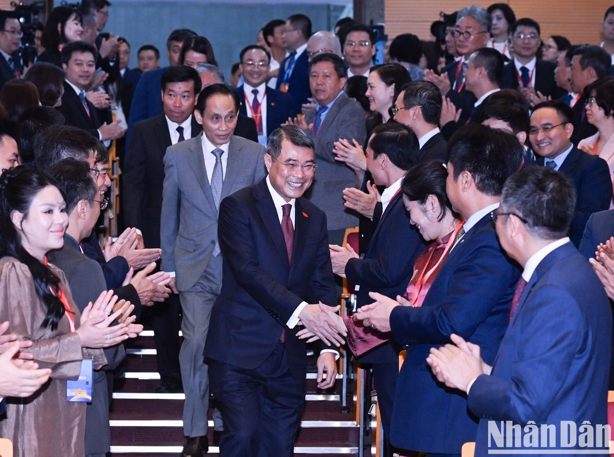 政府总理黎明兴与出席全体会议的各位代表亲切握手。