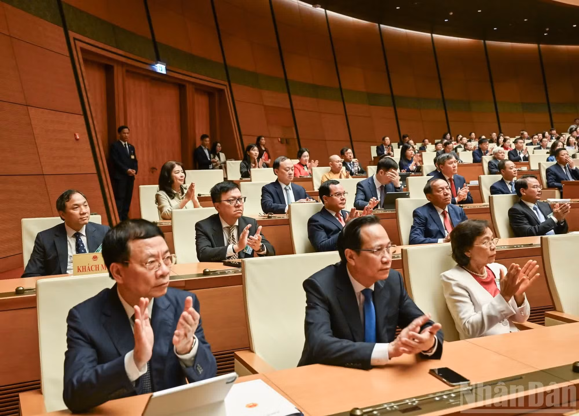 贵宾们出席开幕式。