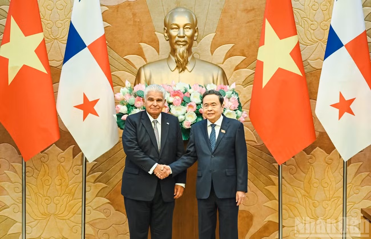 越南国会主席陈青敏会见巴拿马总统何塞·劳尔·穆利诺。