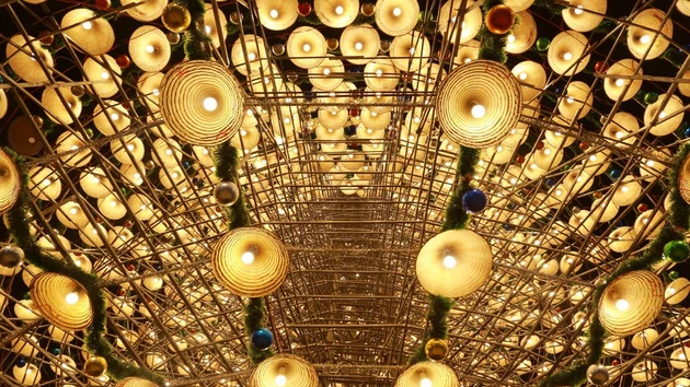 圣诞树在搭建过程中充分计算了抗风能力，并加固多条钢缆，以确保整体结构稳固、安全。（图片来源：越通社）