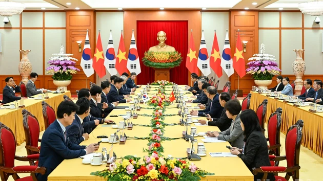 越共中央总书记苏林会见韩国国会议长禹元植。