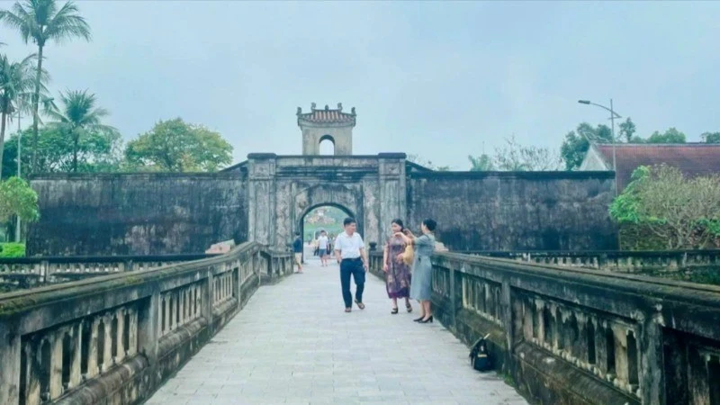 游客参观广治古城遗迹。