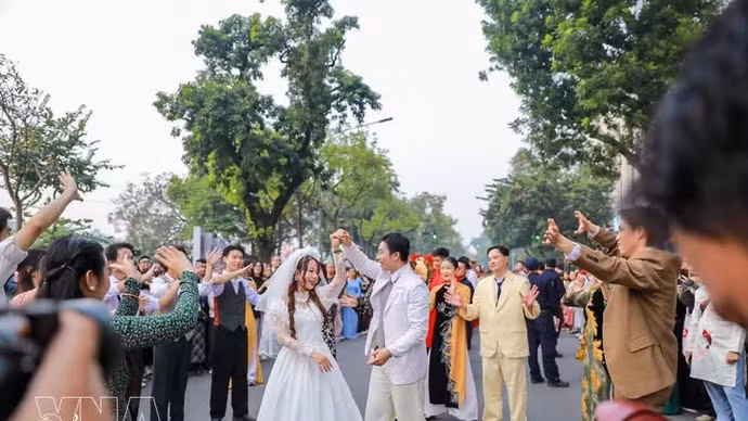 2025年12月7日，“幸福越南日”活动框架内，一场以“百花喜事——2025婚礼季”为主题的越服巡游活动在河内还剑湖步行街举行。