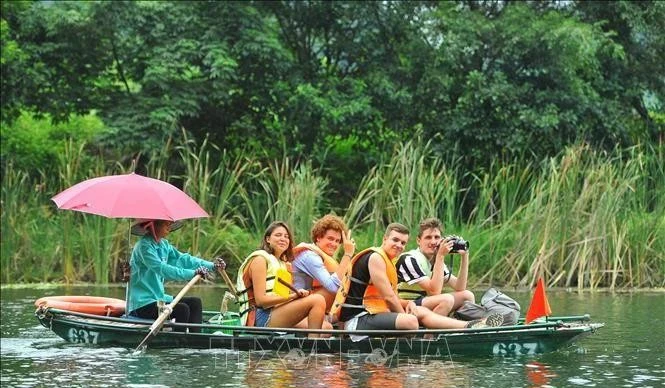 游客参观宁平省长安名胜群。（图片来源：越通社）