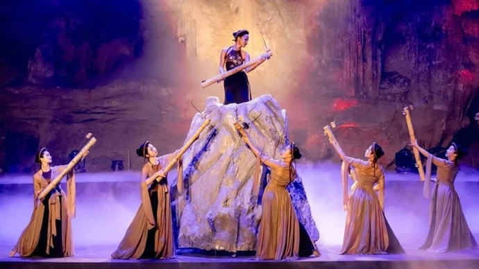 广宁省大型实景演出节目《寻找玉痕》中的一个表演片段。