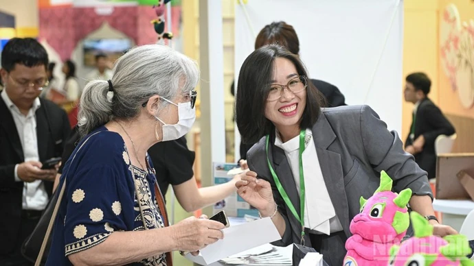 2025年河内VITM国际旅游博览会吸引了众多国内外游客，以及从事旅游、旅行服务的机构和企业的广泛关注。（山松 摄）