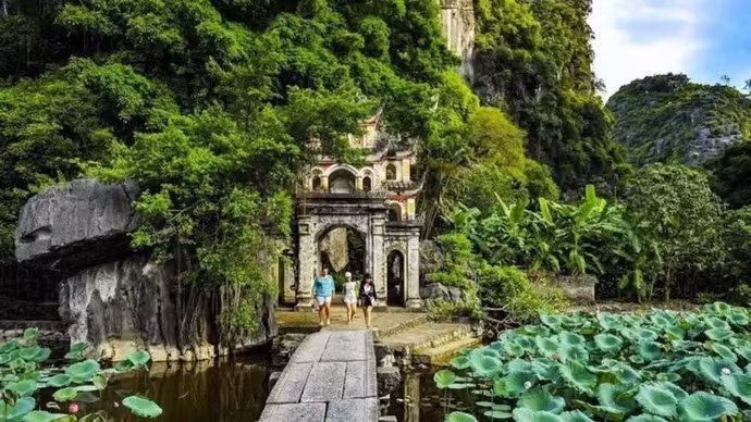游客参观长安—三谷—碧洞名胜群中的碧洞寺。