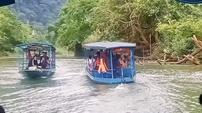 越来越多游客来到巴贝湖周边村寨，体验独具特色的社区旅游。