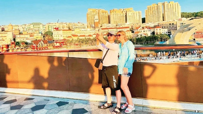 国际游客在安江省富国岛“接吻桥”打卡留影。