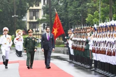 国防部长潘文江大将和斯洛伐克副总理兼国防部部长罗贝尔特·卡利尼亚克共同检阅越南人民军仪仗队。