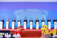 越南政府总理范明正出席越共十四大献礼工程开竣工仪式。