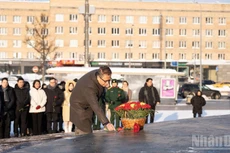 越南驻俄罗斯大使邓明魁在胡志明主席雕像前敬献鲜花。