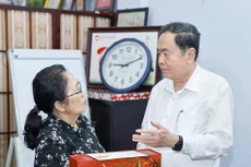 会主席还走访并向教授、医生、原国会副主席阮氏玉凤。（图片来源：越通社）