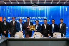 双方代表合影。（图片来源：越通社）