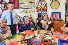 陈重义博士与文莱达鲁萨兰国国立大学学生共同体验越南与文莱传统图案装饰活动。（图片来源：越南驻文莱大使馆提供）