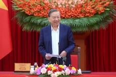 苏林总书记在会议上发表讲话。