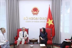 越南外交部副部长黎氏秋姮会见里士满公爵和夫人。（图片来源：越通社）