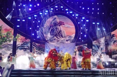 演出在歌舞节目《红尘》中拉开序幕。