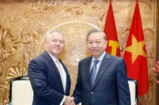 越共中央总书记苏林会见美国助理国务卿迈克尔·德索姆布尔。（图片来源：越通社）