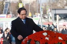 范明正总理在俄罗斯莫斯科向胡志明主席纪念碑敬献花圈。（图片来源：越通社）