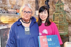 女艺术家多米尼克·德·米斯科与黄氏红河博士合影。