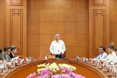 越共中央总书记，中央反腐败、反浪费、反消极指导委员会主任苏林主持会议。