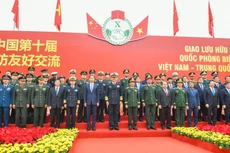 潘文江大将与中国国防部长董军上将同两国国防部代表团合影。