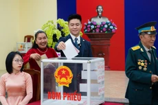 旅居日本越南侨胞阮维英博士在河内市书林乡第23投票区参加第十六届国会代表和新一届各级人民议会代表选举投票。