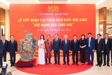 越南国会主席陈青敏出席光雕作品《民心力量》接收仪式。（本报记者 维灵摄）