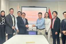 越南驻大阪总领事馆干部、工作人员和旅日越侨为中部受灾同胞捐款。