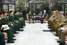 阮新疆大将一行与古共中央第一书记、国家主席米格尔·迪亚斯-卡内尔举行会谈。（图片来源：越通社）