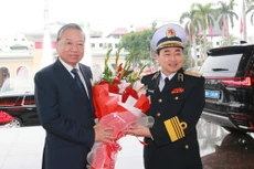 国防部海军军种领导人欢迎苏林总书记。