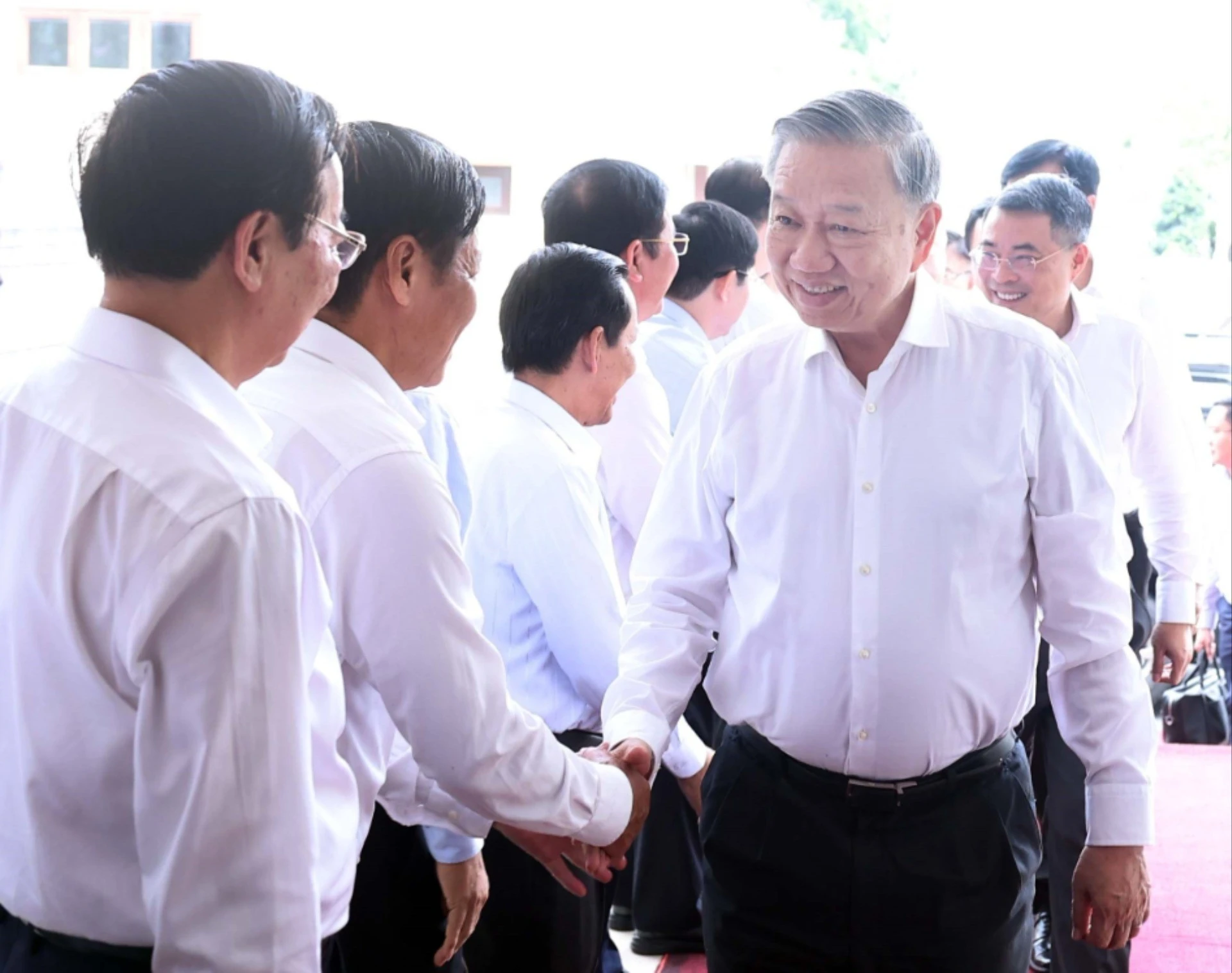 越共中央总书记苏林与芹苴市委常委会、朔庄省委常委会和后江省委常委会举行工作会谈。（图片来源：越通社）
