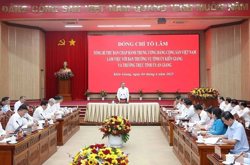 越共中央总书记苏林率中央工作代表团与坚江省委常务委员会和安江省委常委召开会议。