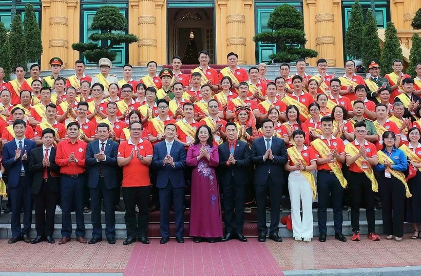 越南国家副主席武氏映春同与会代表合影。（图片来源：越通社）