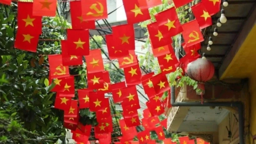 河内首都的小巷在九·二国庆节期间被祖国旗帜的红色装点得格外鲜艳。