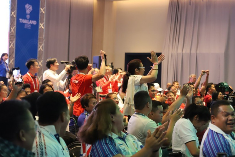 越南举重队夺冠，现场观众欢呼喝彩。