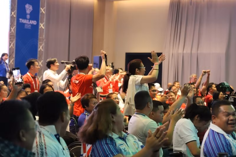 越南举重队夺冠，现场观众欢呼喝彩。