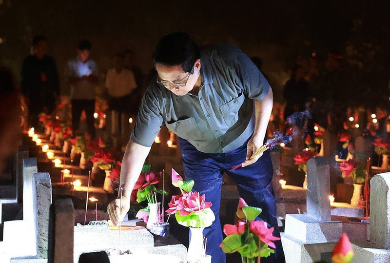 范明正总理出席长山国家烈士陵园缅怀英烈“点燃感恩烛光”仪式。