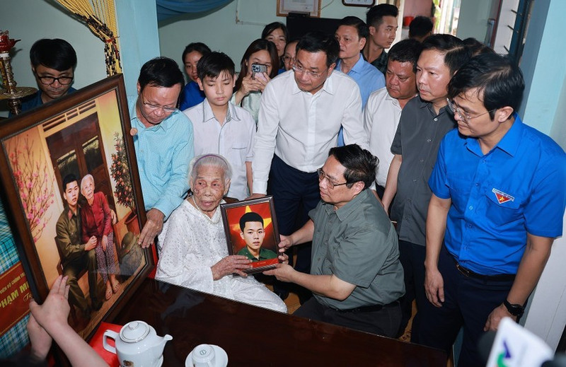 范明正总理一行前往广治省海陵乡上舍村看望慰问“越南英雄母亲”陶氏欣。