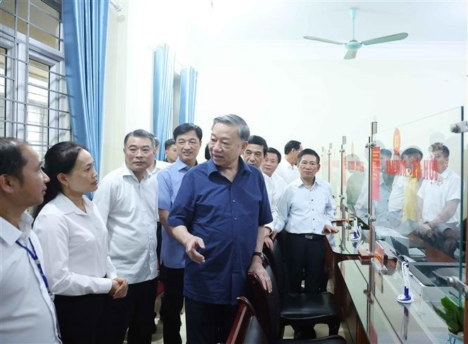 苏林总书记视察奠边省斯帕聘乡政治体系运作情况。