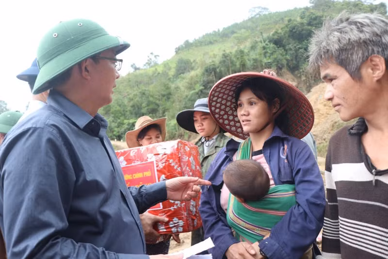 越南政府副总理胡国勇向玉岭乡受灾群众赠送慰问品。