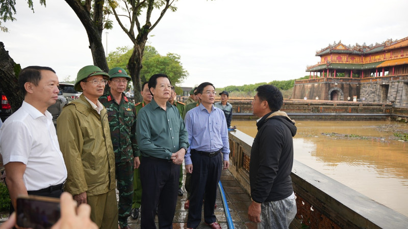 越南政府副总理梅文正前往顺化皇城检查内涝情况。