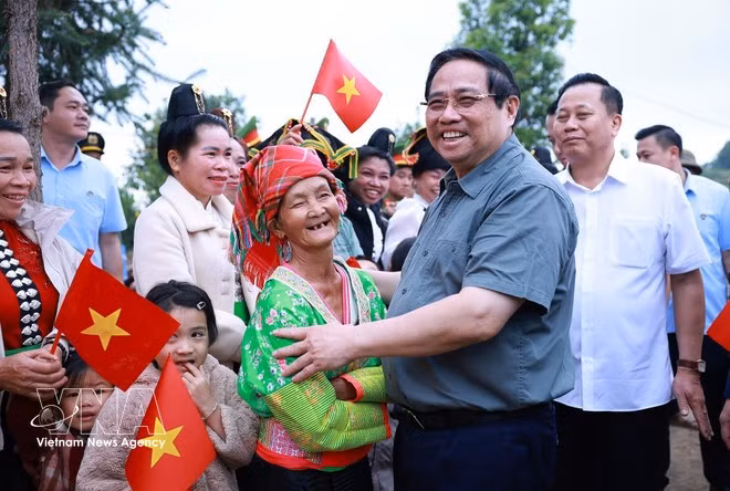 越南政府总理范明正慰问奠边省普洱乡民族同胞。