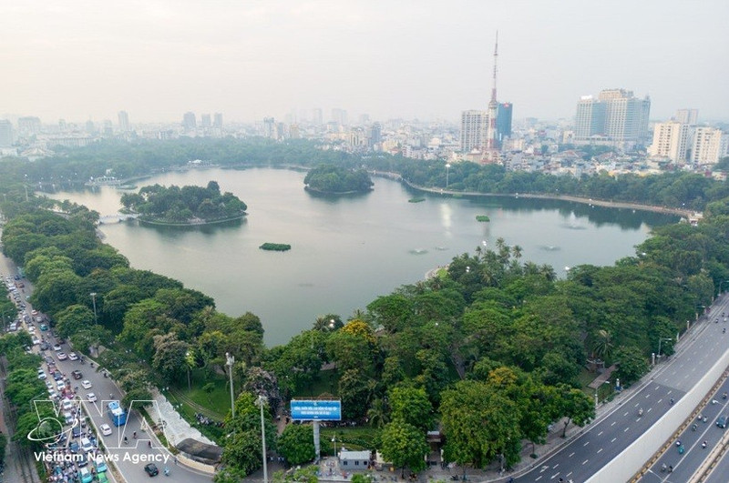 河内统一公园的绿地有助于净化和调节气候。