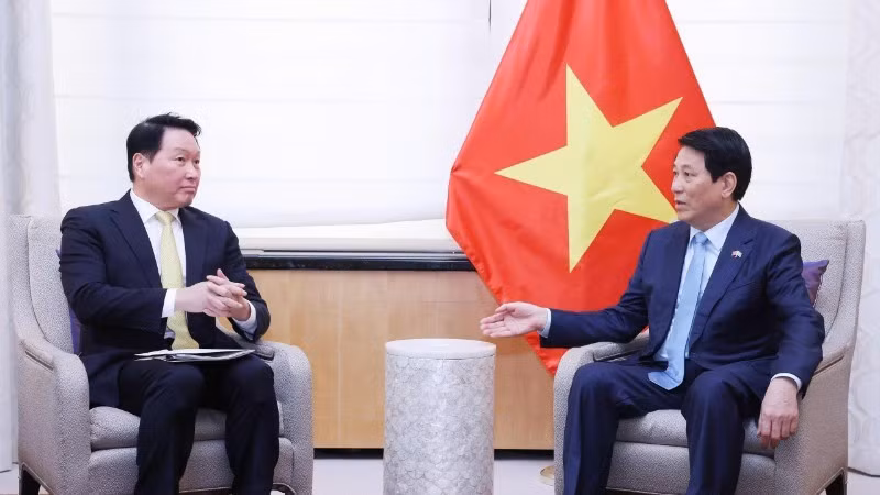 越南国家主席梁强（右）会见韩国SK集团会长崔泰源。