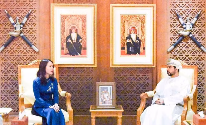 阮明姮部副部会见阿曼商业、工业和投资促进部大臣、越阿混合委员会阿方主席盖斯·本·穆罕默德·尤素福。