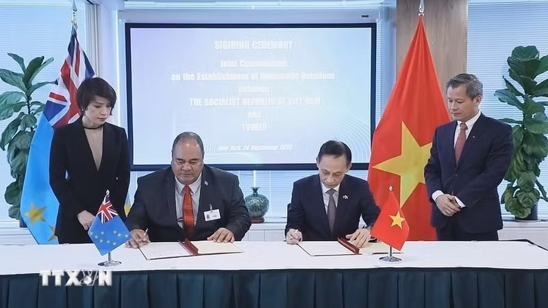 双方签署签署了关于越南社会主义共和国与图瓦卢建立外交关系的联合公报。