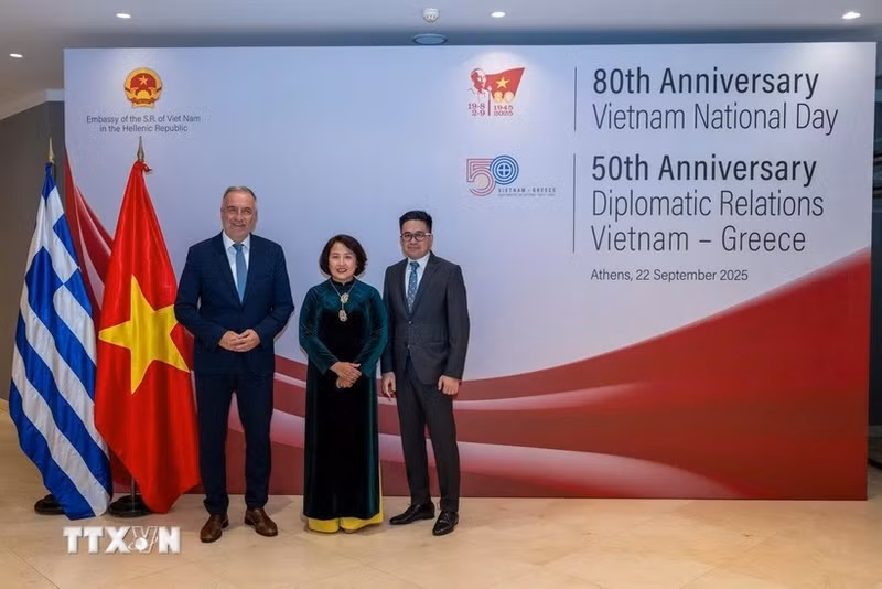 越南驻希腊大使范氏秋香和希腊发展部副部长斯塔夫罗斯·卡拉法蒂斯。